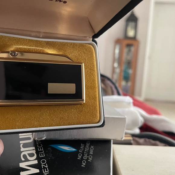 Gold Lighter for Men - Picture 3 of 5